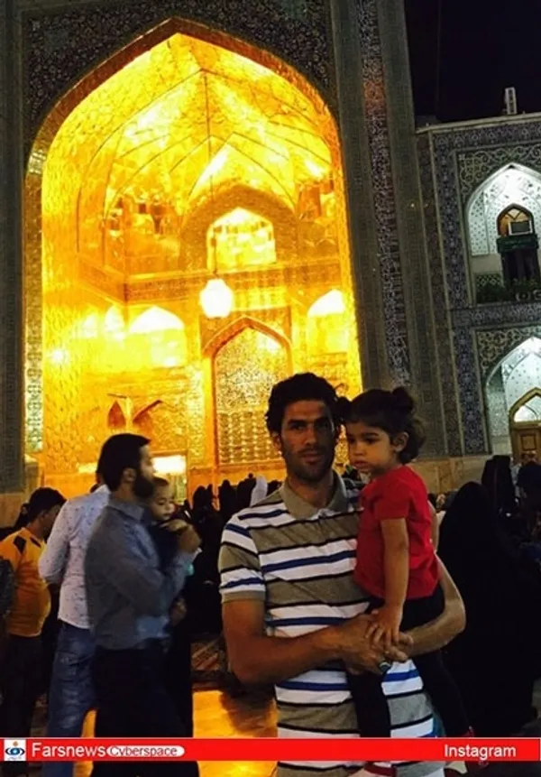حسین بادامکی(بازیکن تیم فوتبال پدیده): سلام دوستان مى خواستم تولد اقامون امام هشتم شیعیان اقا امام رضا رو به همه شما تبریک بگم بعدشم بگم همه اونایى که میرین زیارت مارو هم فراموش نکنین امیدوارم با دعاى خیرتون فردا موفق و سر بلند از زمین بیرون بیایم قسمت ما هم این بوده که تو روز تولدش در جوار خواهر بزرگوارش باشیم بازم مرسى از حمایتتون التماس دعا یا حق
