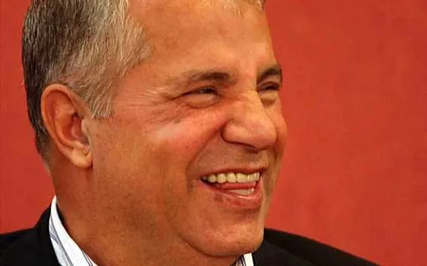 علی پروین؛ آخرین سلطان
 
«علی پروین»، بازیکن پیشکسوت فوتبال به تازگی برای ایفای نقشی در سریال «آخرین سلطان» روبه‌روی دوربین قرار گرفته است. البته این اولین تجربه بازیگری وی نیست. سلطان سرخ‌پوشان قبلا یک بار در سال ۱۳۷۹ درفیلم فوتبالیست‌ها به کارگردانی «علی اکبر ثقفی» بازی کرده است. 