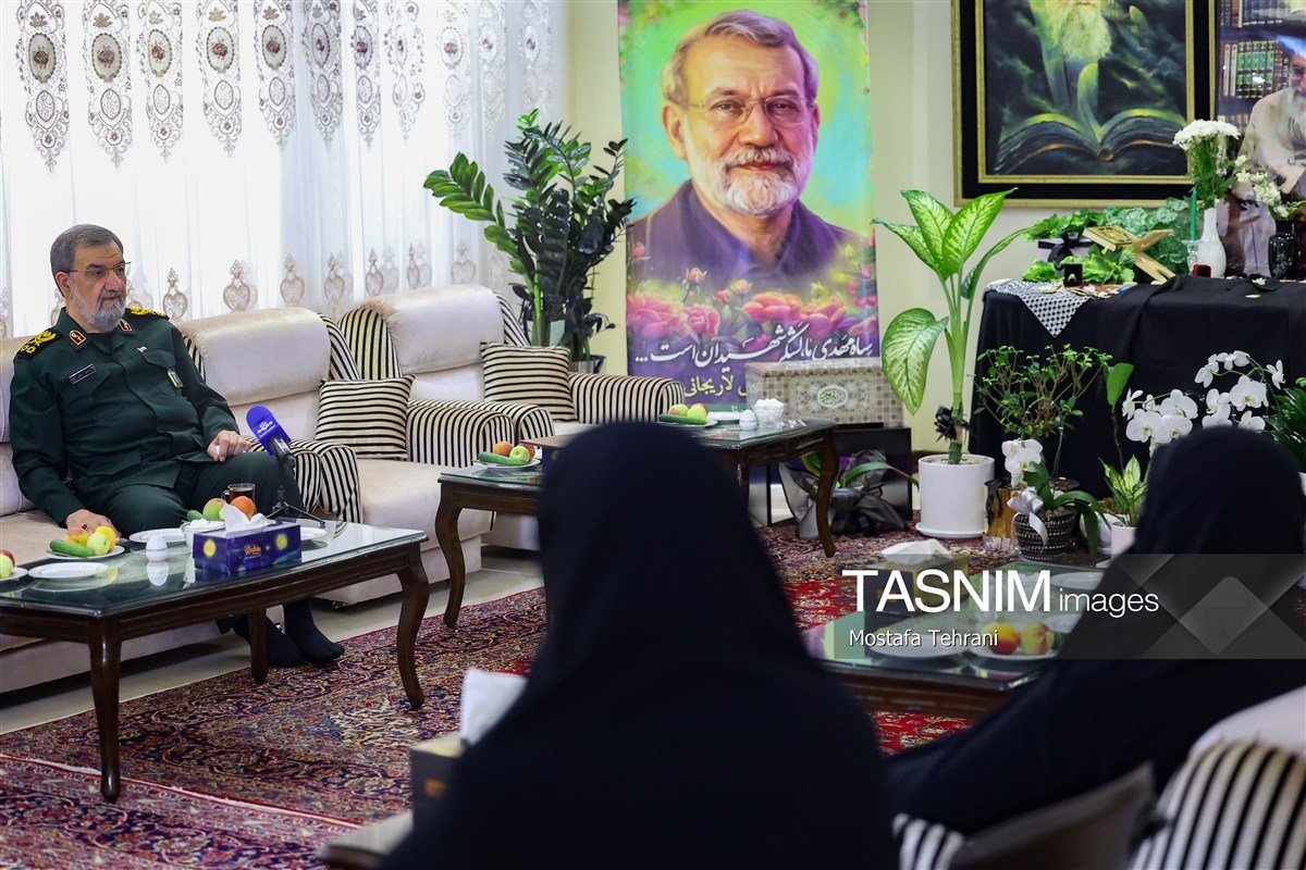 تصاویر| حضور دبیر شورای عالی امنیت ملی در منزل شهید لاریجانی تصاویر| حضور دبیر شورای عالی امنیت ملی در منزل شهید لاریجانی