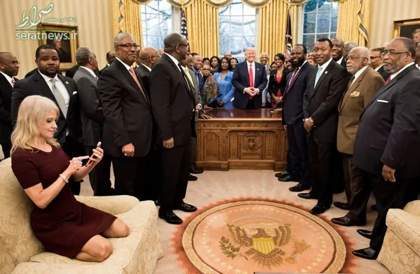 نحوه نشستن کلی‌آن کانوی مشاور ارشد دونالد ترامپ روی مبل دفتر رییس جمهور آمریکا انتقادات زیادی را در پی داشته است