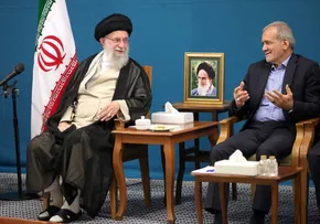 تصاویر/ دیدار رهبر انقلاب با خانواده مرحوم عسگراولادی