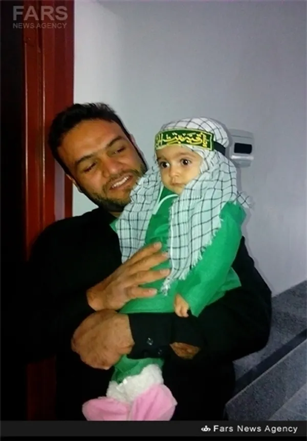  شهید پویا ایزدی در کنار فرزندش 