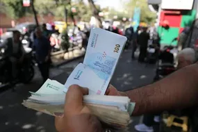 به جای دورهمی با اصحاب «ما نمی‌توانیم»، سفرهٔ مردم را دریابید!