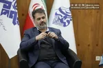عکس یادگاری خبرنگار آمریکایی با سحر امامی مقابل ساختمان شیشه‌ای