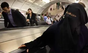 عکس/دستگیری زنی باپوشیه دراسپانیا