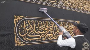 فیلم / برخورد پلیس سعودی با عکس گرفتن در مقابل کعبه با پرچم فلسطین