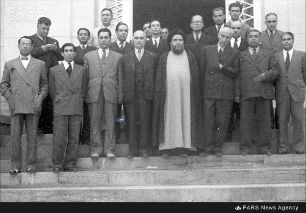 3-دکتر حسین فاطمی در جمع اعضای اولیه جبهه ملی ایران در برابر کاخ مرمر