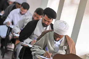 تصاویر/ وداع طلاب با آیت‌الله مهدوی‌کنی