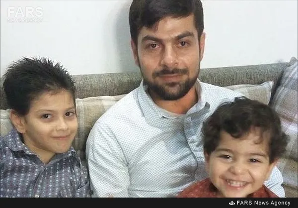  شهید محمد جهرمی استحکامی در کنار فرزندانش 