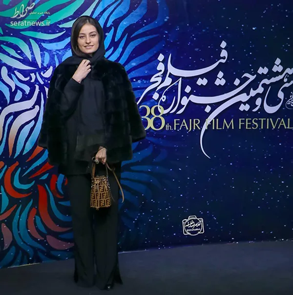 استایلی رسمی از شبنم گودرزی. این مدل کیف‌های کیسه‌ای گزینه‌ی خوبی واسه استایل‌های کت‌وشلواریه. انداختن کت روی دوش هم مدلیه که طرفدارای خاص خودشو داره.