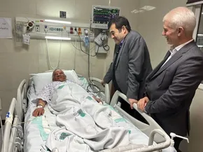 تصاویر| عیادت نمایندگان مقام معظم رهبری از جانبازان جنگ تروریستی اخیر