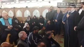 فیلم | وقتی نگاه زائران خارجی به عکس حاج‌قاسم افتاد