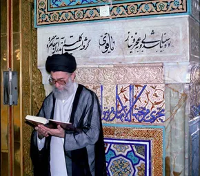 عکس/نصب بنر پیام رهبری به حجاج دربغداد