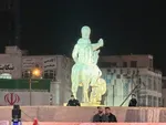 عکس| اولین عکس از مجسمه زانو زدن پادشاه رم در میدان انقلاب