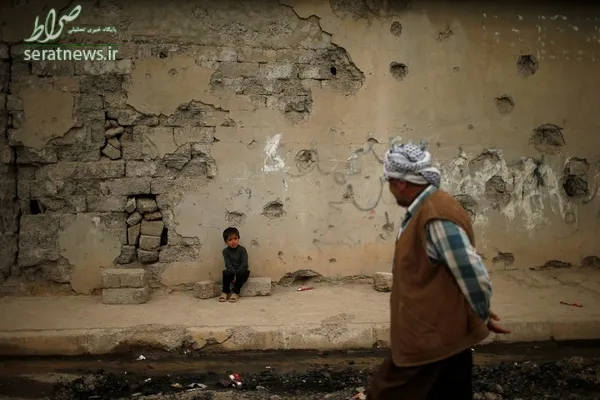 یک پسر آواره عراقی نشسته در اردوگاه آوارگان در حمام القلیل جنوب موصل