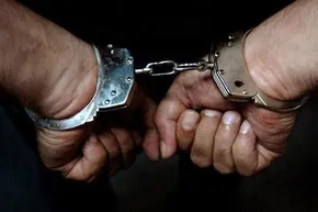 فیلم| عامل پرتاب کوکتل مولوتوف در پونک به دام پلیس افتاد