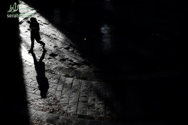 عبور یک عابر از بازار کوئینسی در شهر بوستون