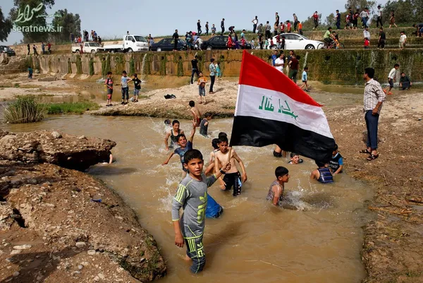شنای کودکان عراقی در یک حوضچه آب در شرق موصل