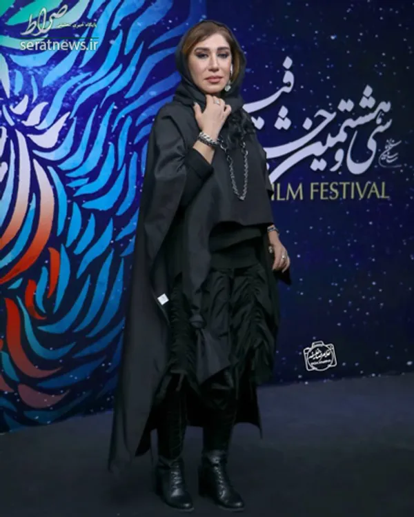 نسیم ادبی با استایلی عجیب و چین‌چینی. توصیه می‌کنیم که قبل از شرکت تو مراسم‌های رسمی لیبل لباساتون رو بکنید!