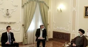 فیلم/ انتقال پیکر رئیس جمهور و همراهان توسط امدادگران هلال احمر و تکاوران نیروی زمینی ارتش به مناطق پایین دست
