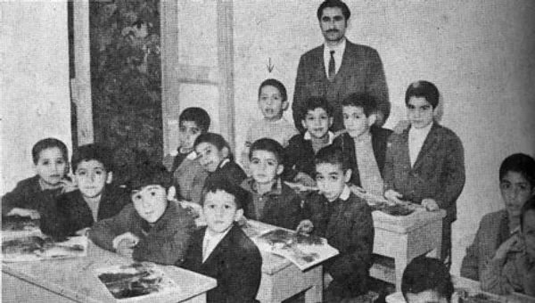 سال 1348‌، مدرسه محمودیه: چند تا از همکلاسی‌هایم‌، دستشان را به شکل هفت‌تیر گرفته‌اند. نمی‌دانم شاید من هم سودای چنین کاری را داشتم‌، ولی وجود معلم بالای سرم...