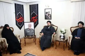 عکس/ فرمانده کل سپاه در کنار یک خانواده شهید معروف
