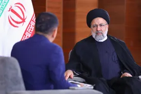 فیلم/ انتقال پیکر رئیس جمهور و همراهان توسط امدادگران هلال احمر و تکاوران نیروی زمینی ارتش به مناطق پایین دست