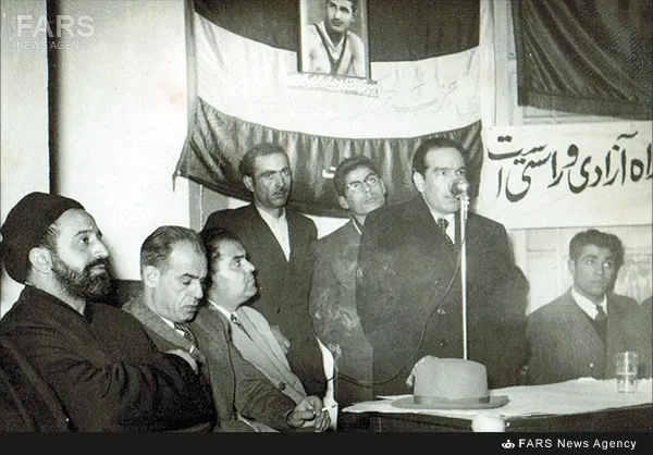 5- دکتر حسین فاطمی در حال سخنرانی در کلوپ حزب زحمتکشان.در تصویر حسین مکی و شمس قنات آبادی دیده می شوند