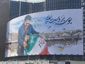 فیلم / بوسه امیر عابدزاده بر دستان پدر پس از پیروزی