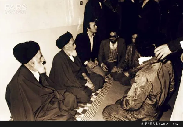 5.قم، آیت‌الله سید‌مرتضی پسندیده در کنار امام خمینی - 1358