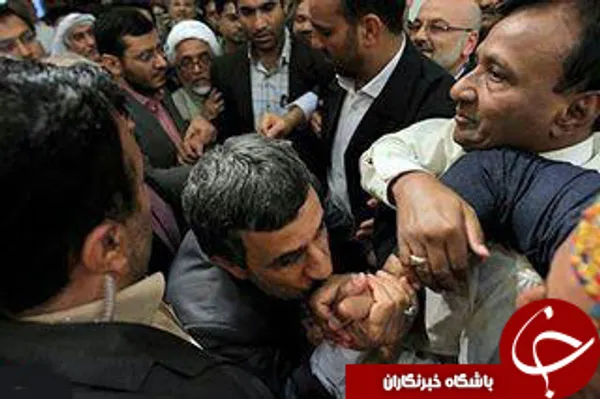 بوسه بر دستان مهمان خارجی مراسن ارتحال امام(ره)