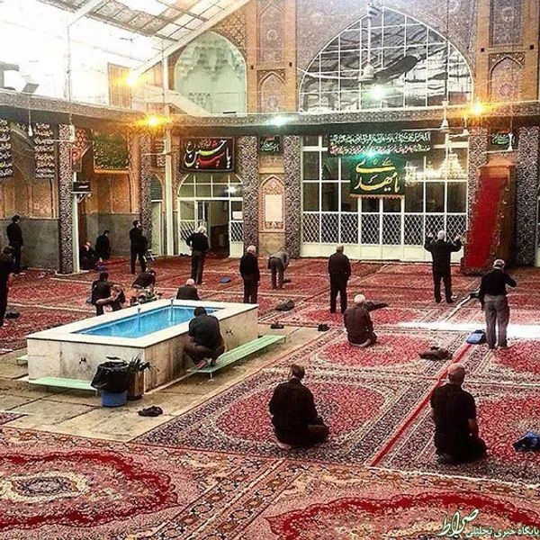 مردان در حال نماز خواندن در مسجد آذربایجانی‌های بازار بزرگ تهران. عکس از سعید خلیلی