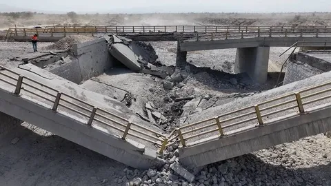 تصاویر| ویرانی پل بندرخمیر بعد از حمله امریکا به بندرعباس