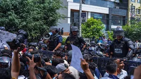 فیلم | همسر نخست‌وزیر پیشین نپال در جریان اعتراضات زنده‌سوزی شد