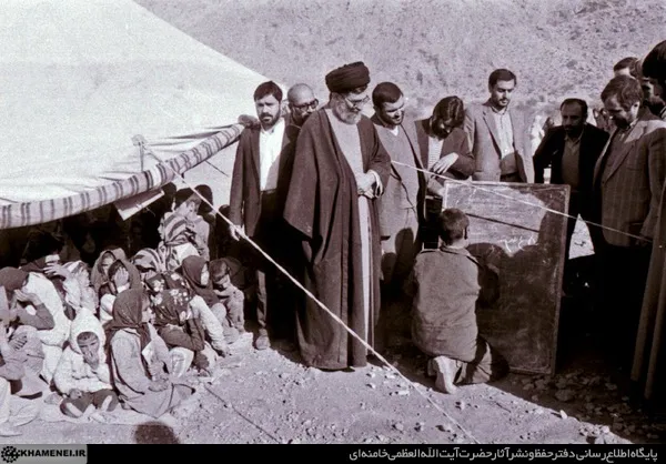 همه‌جای ایران... | بازدید از مدرسه نونهالان عشایری در جریان سفر به استان فارس، 22 آذر 1367
