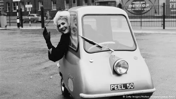 Peel P50

برخی مجلات خودرو، نام خودروی بسیار کوچک Peel P50 که بین سال‌های ۱۹۶۲ تا ۱۹۶۵ تولید می‌شد را نیز در لیست 