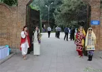 عکس| تیپ شیک و مجلسی خانم مجری در باغ ارم