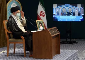 عکس/ تصویری خاص از رهبر انقلاب در ارتباط تصویری با دانشگاه افسری
