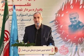 فیلم | تصاویر قدیمی از حضور حضرت آیت‌الله خامنه‌ای در بین دانش ‌آموزان