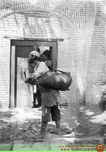 تصویری کمتر دیده شده از سقاهای نوجوان در ۱۳۲۴