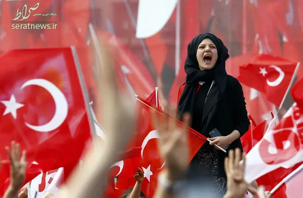 دختر هوادار اردوغان رییس جمهور ترکیه در تظاهرات رفراندوم در قونیه