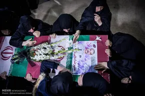 عکس/ وداع آتش‌نشانی که به طور معجزه‌آسا جان سالم به در برد با شهدا