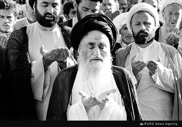 10- آیت‌الله العظمی مرعشی نجفی در حال اقامه نماز جماعت در حرم حضرت معصومه(س)