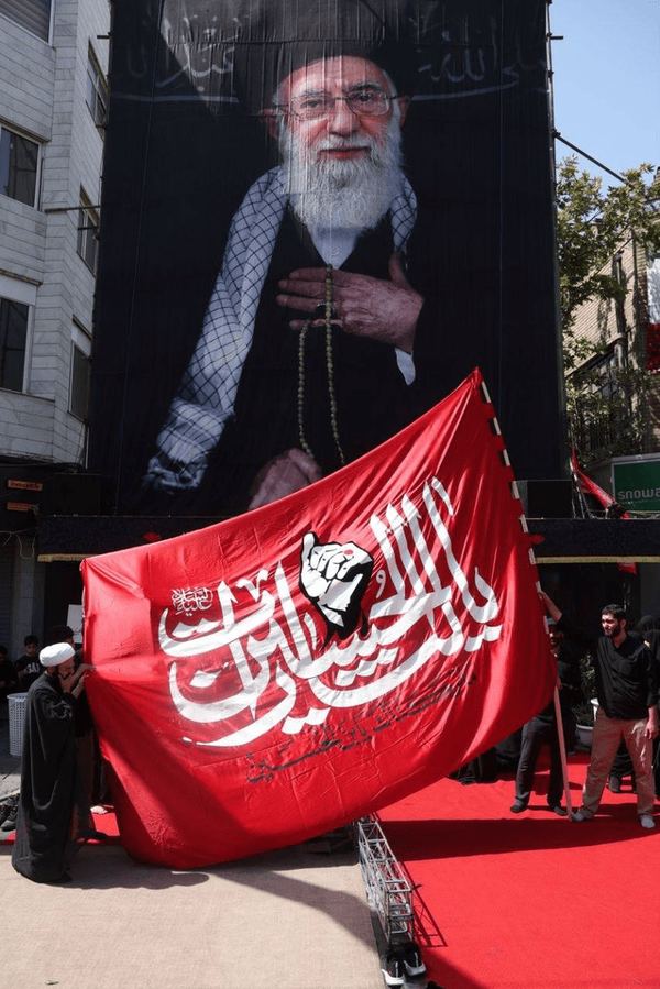 برافراشته شدن پرچم خونخواهی رهبر شهید انقلاب در مقابل رواق کشوردوست