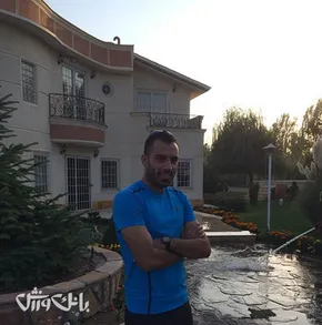عکس/ادای‌احترام یک اسقف به بانوی‌کرامت