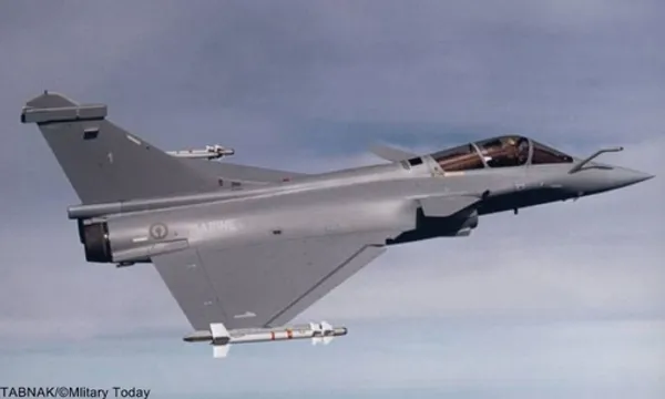  Nr.4 Dassault Rafale (France).داسو رافال (به فرانسوی: Dassault Rafale) هواپیمای جنگنده دوموتورهٔ چندمنظورهٔ فرانسوی است که توسط شرکت هوانوردی داسو طراحی شده و ساخته می‌شود. داسو این هواپیما را جنگنده‌ای همه‌منظوره با قابلیت پنهان‌کاری نسبی توصیف کرده که قادر است همزمان وظایفی همچون برتری هوایی، بمباران اهداف زمینی، شناسایی و مأموریت‌های بازدارندگی اتمی را ایفا کند.بهای هر فروند بیش از 70 میلیون دلار