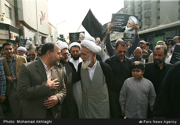 آیت‌الله محی‌الدین حائری شیرازی عضو مجلس خبرگان و حسینعلی امیری، قائم مقام وزیر کشور