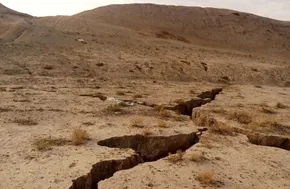 تصاویر/فرونشست زمین در خیابان مولوی