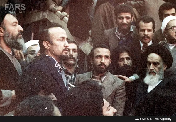 3- سالن فرودگاه مهرآباد تهران.لحظاتی که سرود «خمینی ای امام»در حضور رهبر کبیر انقلاب اجرا شد.