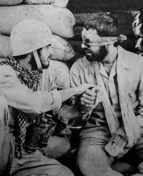سال 1348‌، مدرسه محمودیه: چند تا از همکلاسی‌هایم‌، دستشان را به شکل هفت‌تیر گرفته‌اند. نمی‌دانم شاید من هم سودای چنین کاری را داشتم‌، ولی وجود معلم بالای سرم...